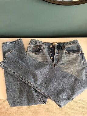 Classic Levi’s 501s Women's Jeans in Light Blue Wash